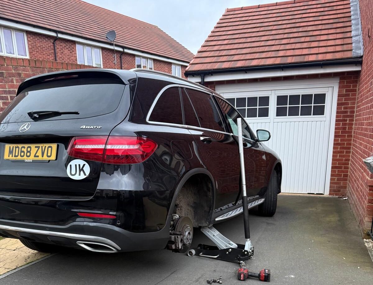 Mobile emergency tyre replacement